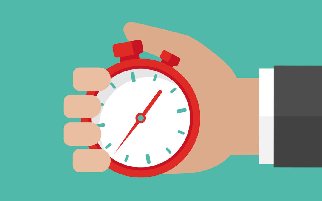 hombre sosteniendo reloj